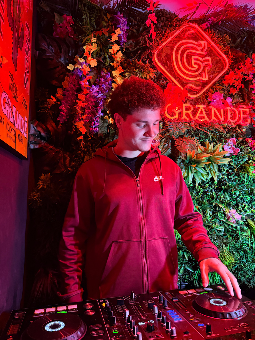 DJ en lumière rouge